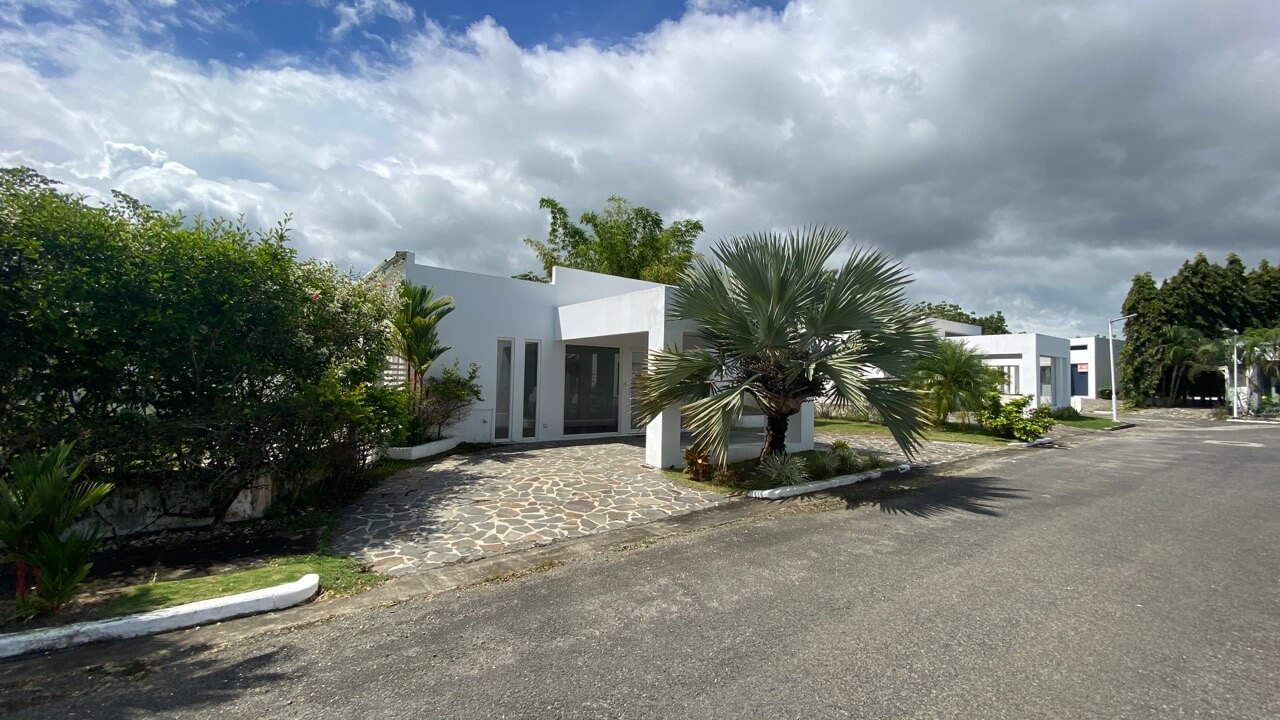 3 bedrooms house close to beach